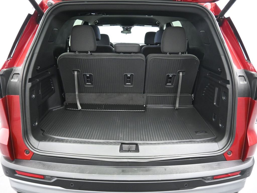 Used 2025 Chevrolet Traverse LT w/ Driver Confidence Package image 16