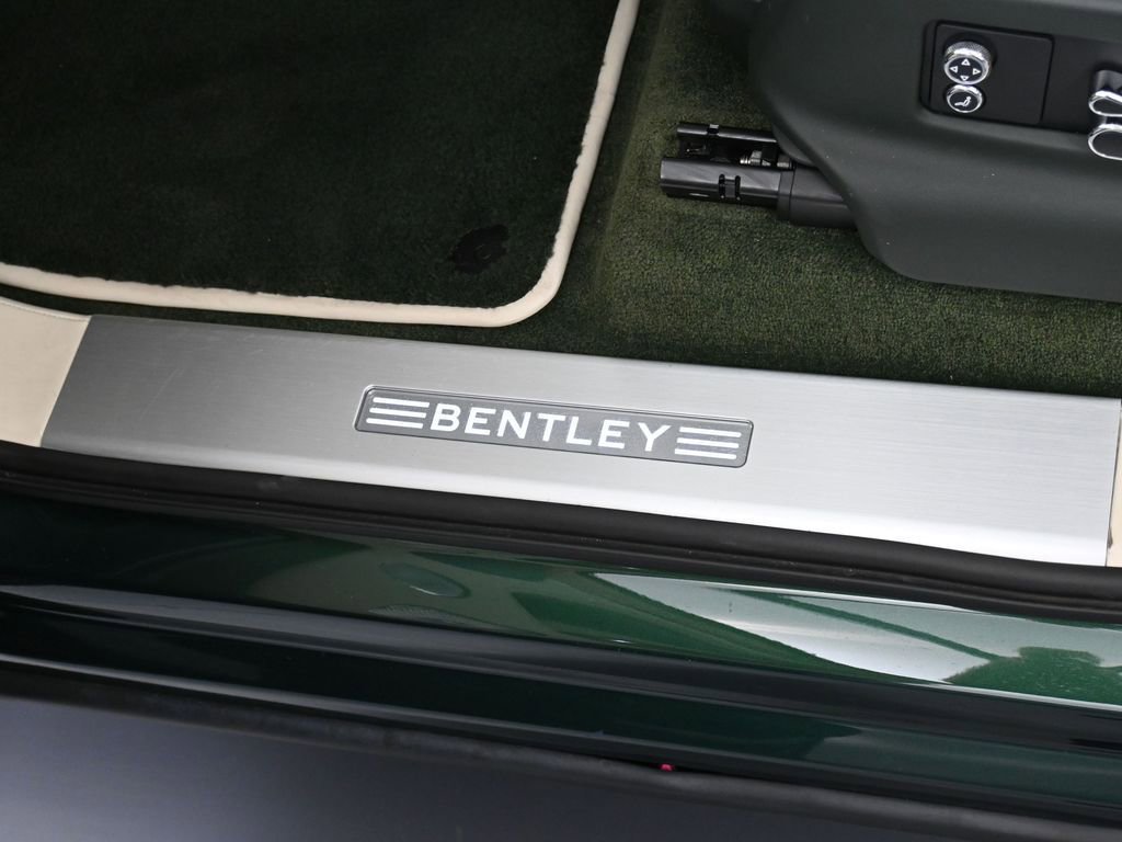 Used 2022 Bentley Bentayga AWD/4WD image 16