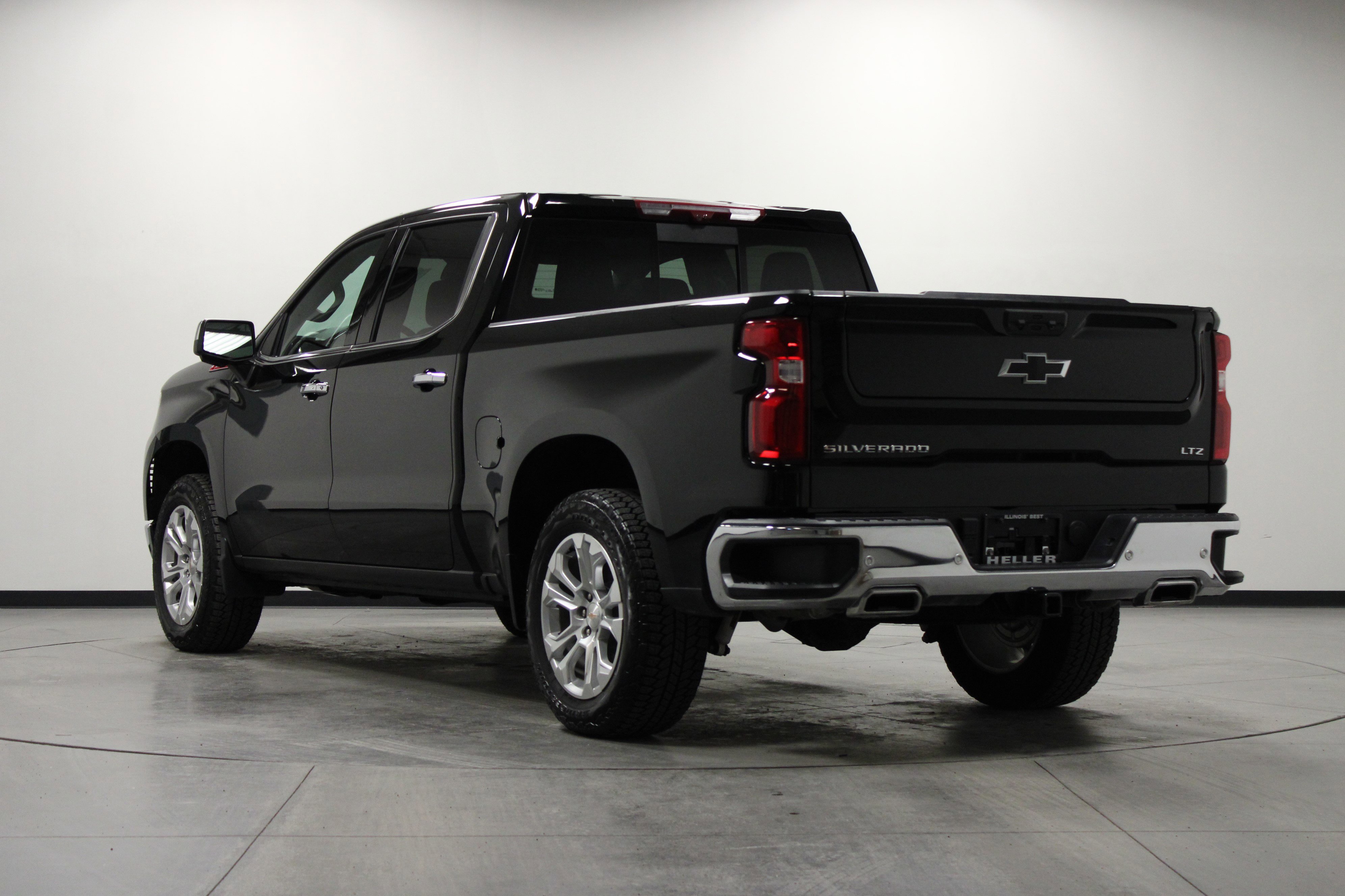 Used 2024 Chevrolet Silverado 1500 LTZ w/ LTZ Premium Package image 6