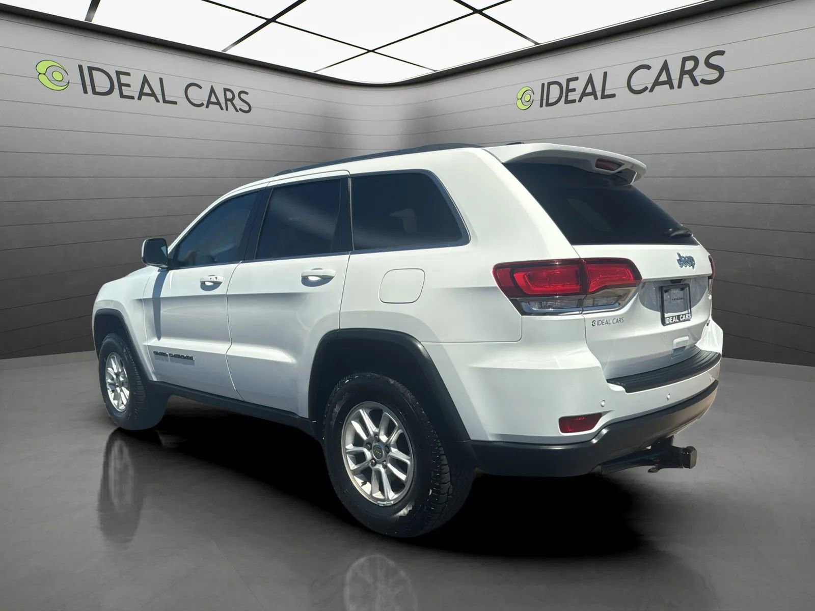 Used 2020 Jeep Grand Cherokee Laredo RWD image 3