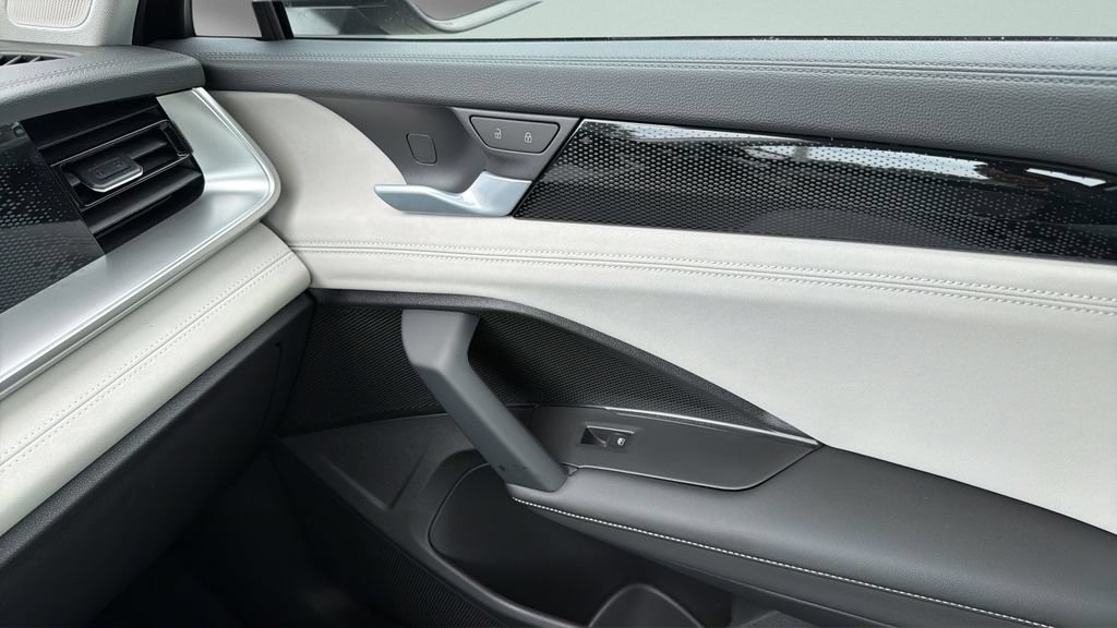 New 2026 Volkswagen Tiguan SE FWD image 12