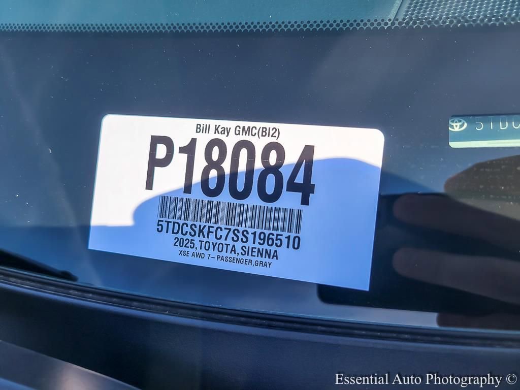 Used 2025 Toyota Sienna XLE Woodland Edition image 25