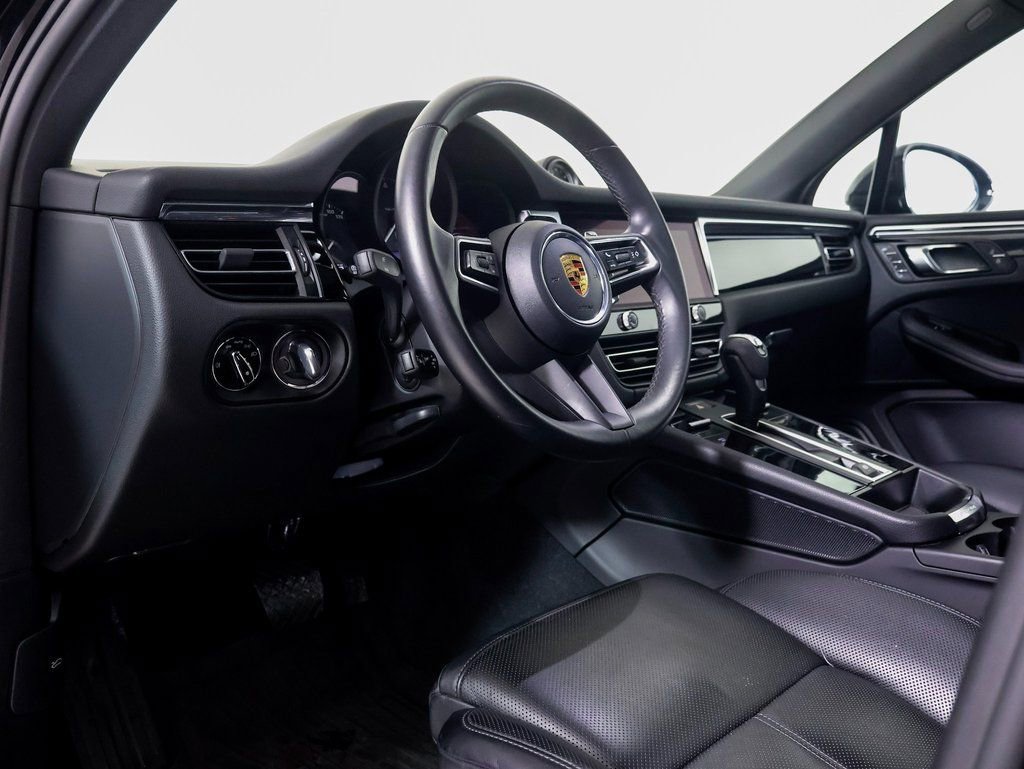 Certified 2025 Porsche Macan AWD/4WD image 4