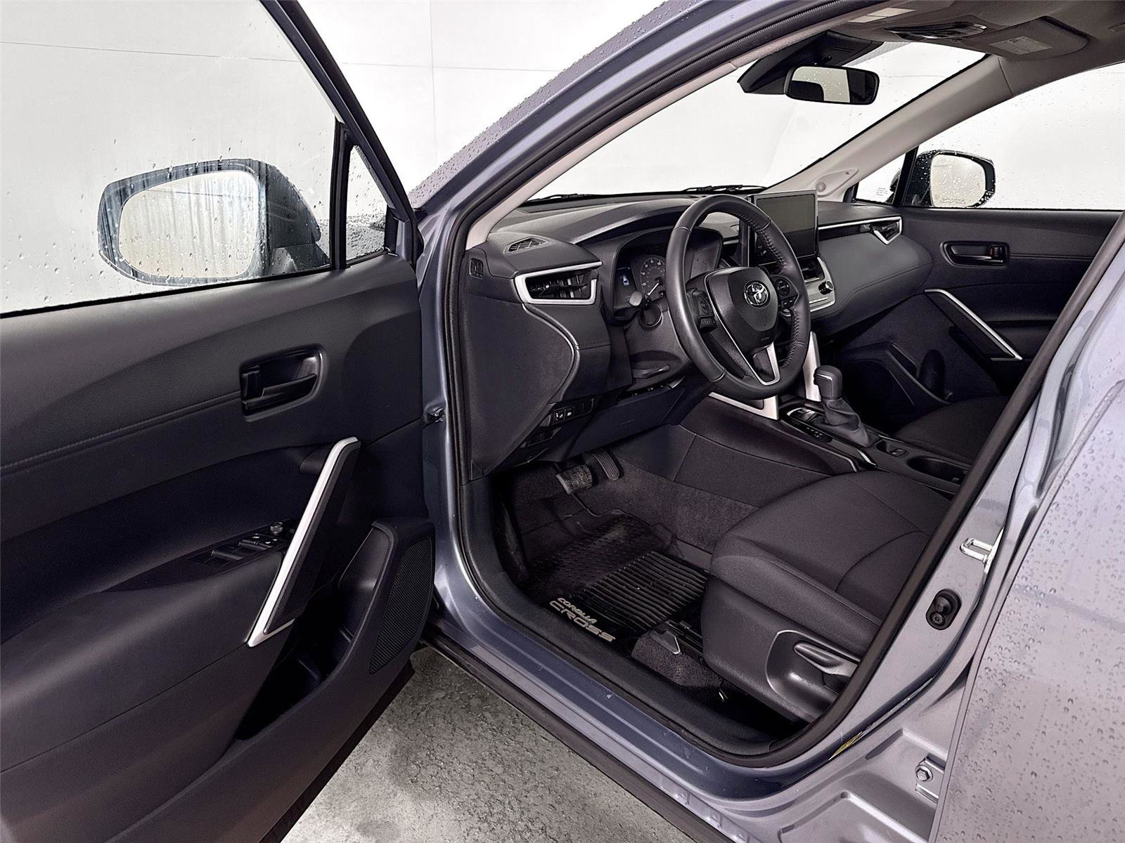 Used 2025 Toyota Corolla Cross LE w/ Moonroof Package AWD/4WD image 3