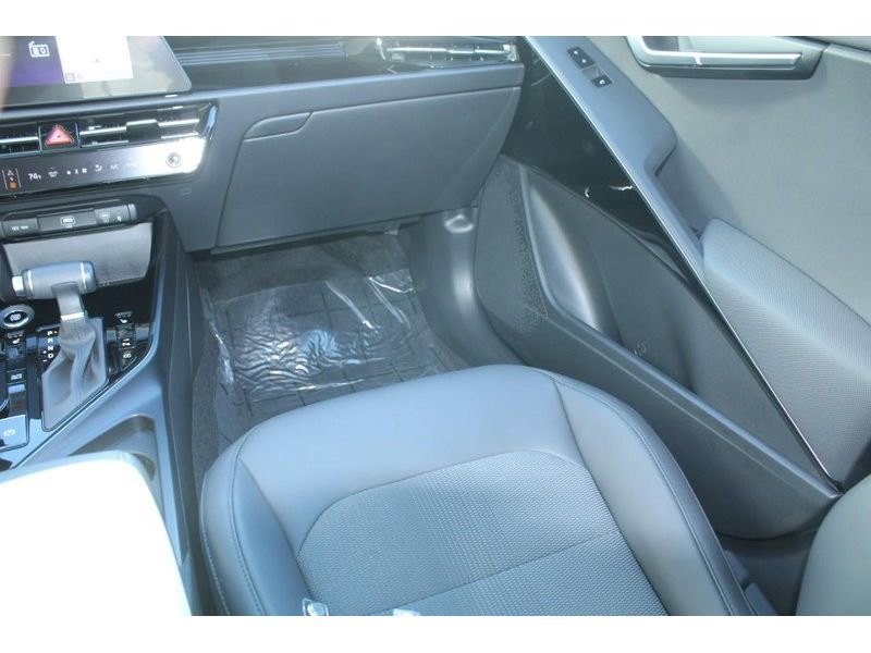 Used 2025 Kia Niro EX Touring image 17