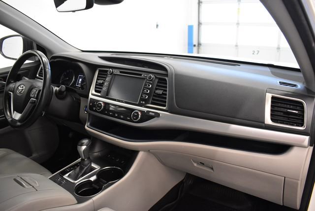 Used 2018 Toyota Highlander XLE AWD/4WD image 18
