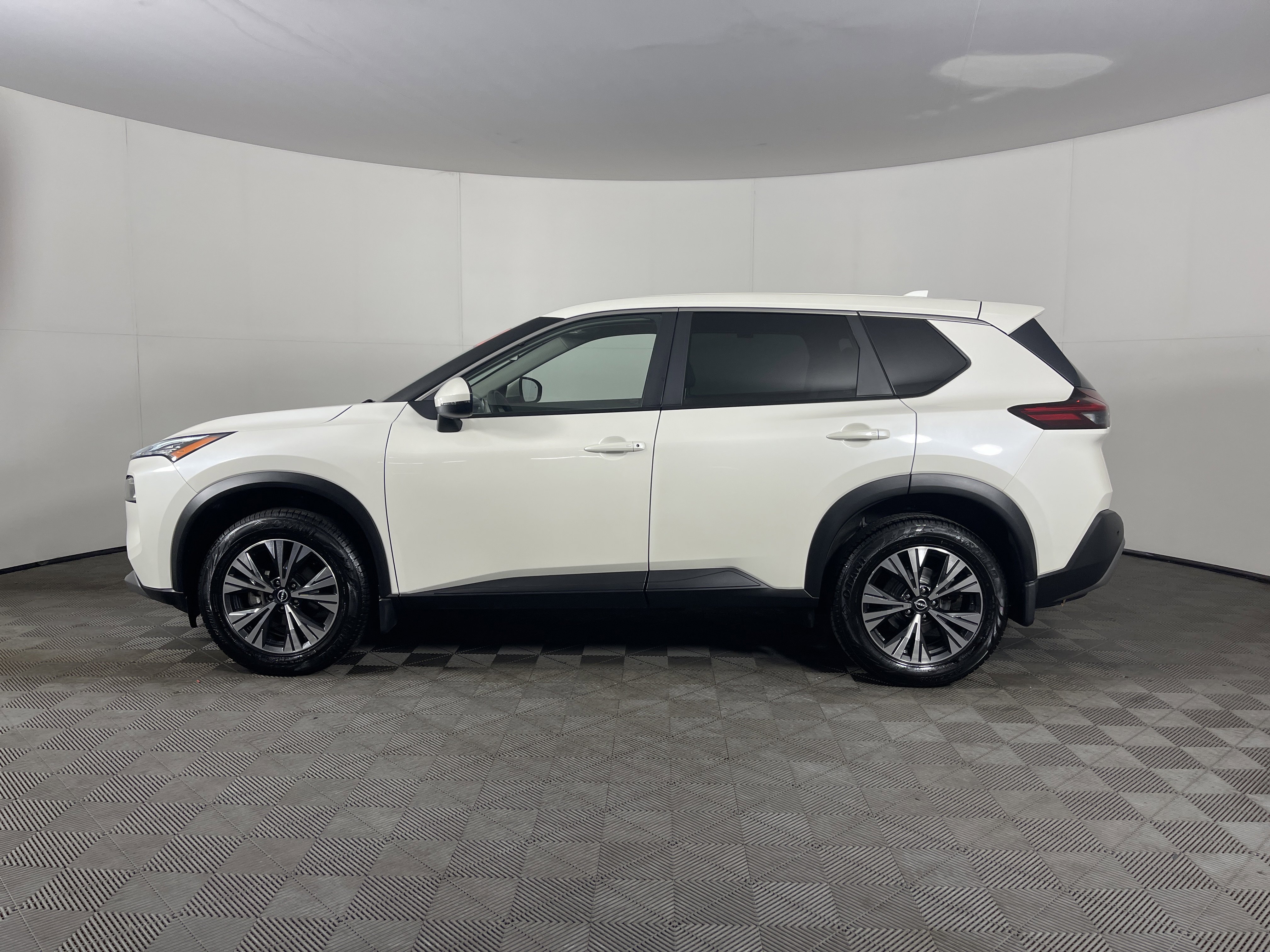 Used 2023 Nissan Rogue SV image 3