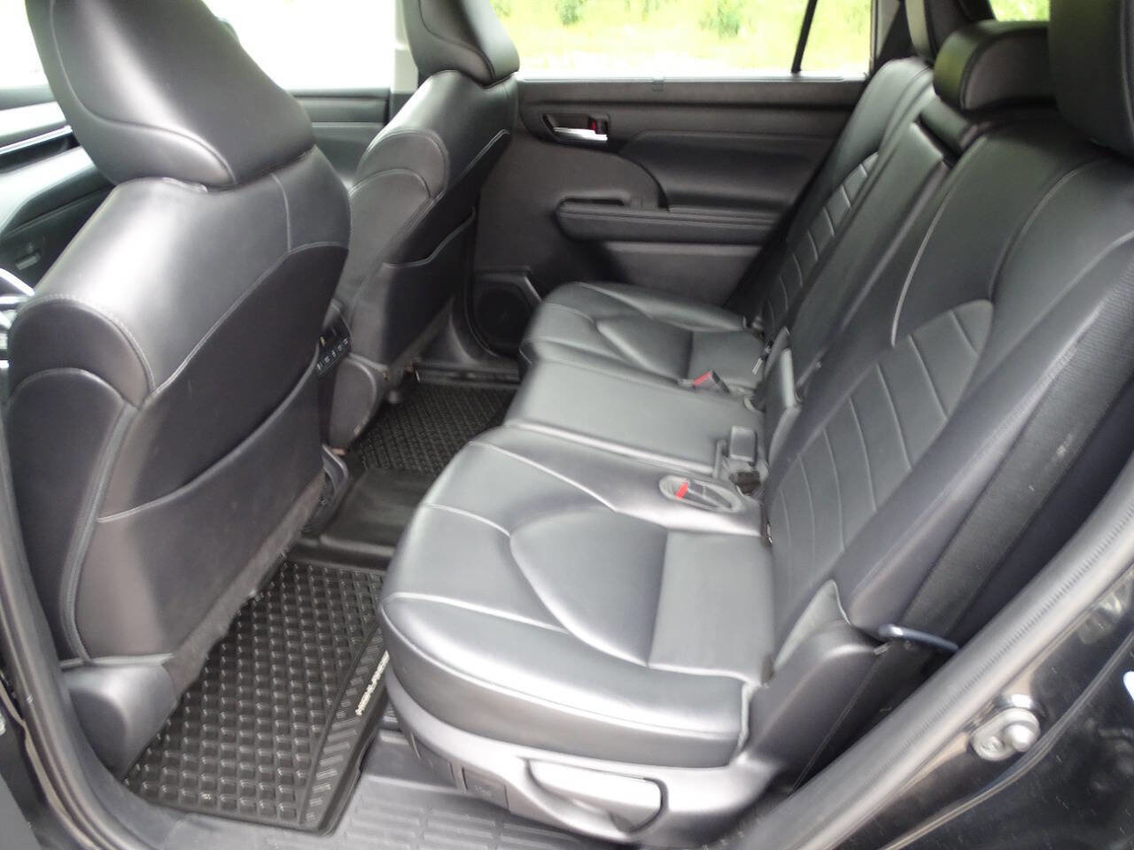 Used 2021 Toyota Highlander XLE image 31