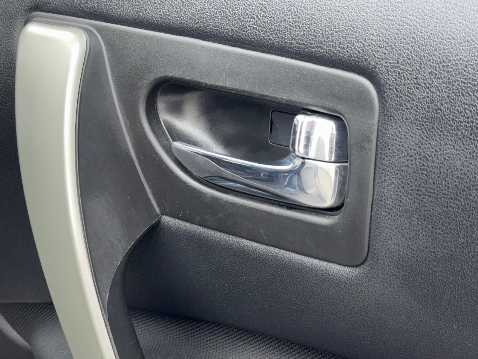 Used 2015 Nissan Rogue S FWD image 42