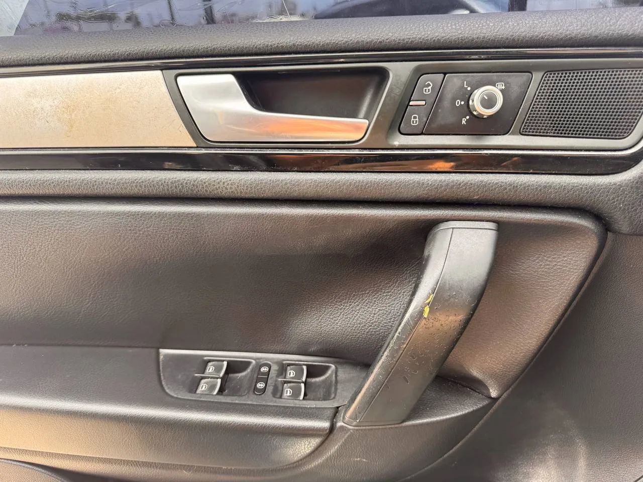 Used 2014 Volkswagen Touareg Sport AWD/4WD image 18