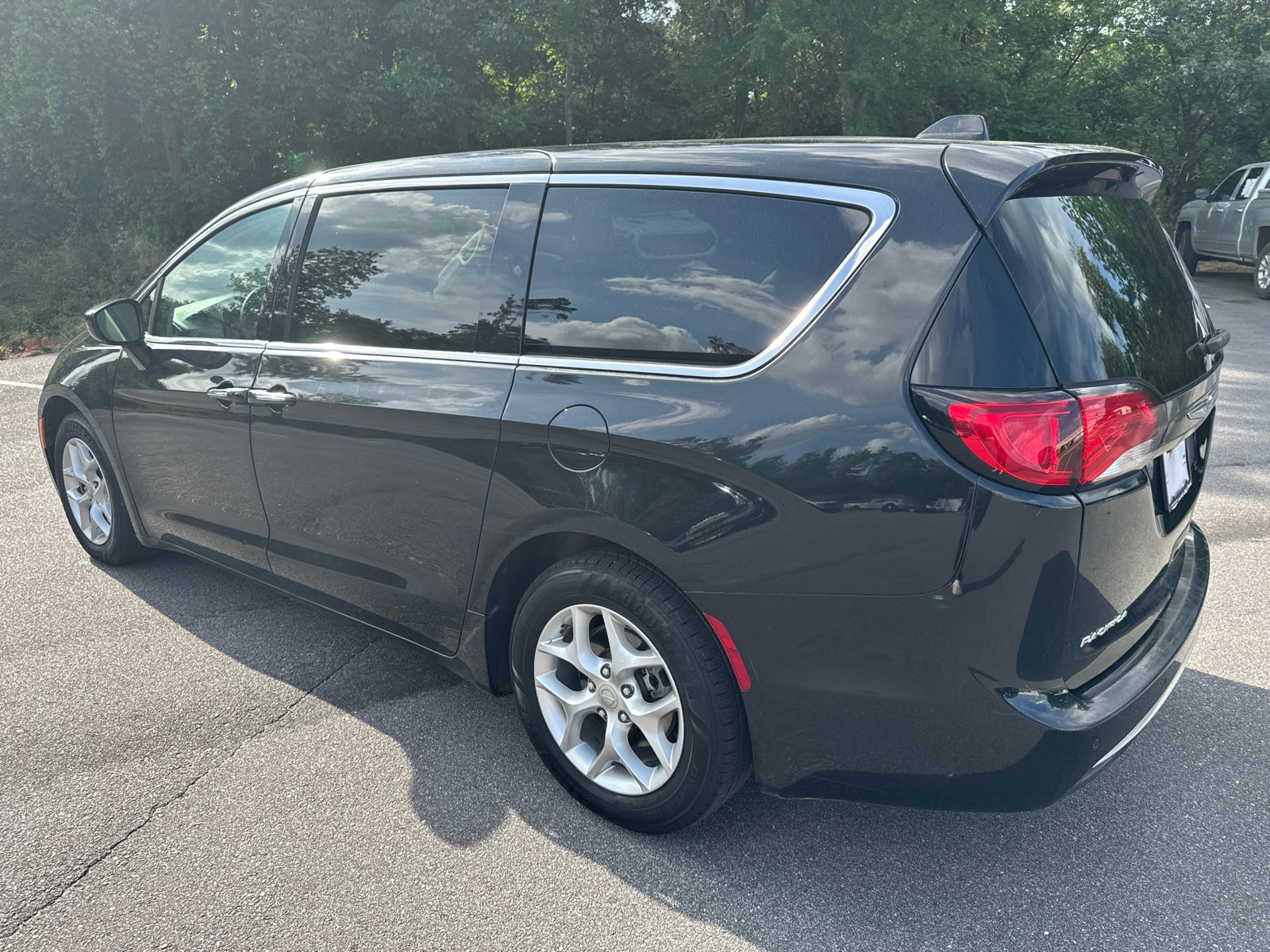Used 2019 Chrysler Pacifica Touring Plus w/ Tire & Wheel Group FWD image 7