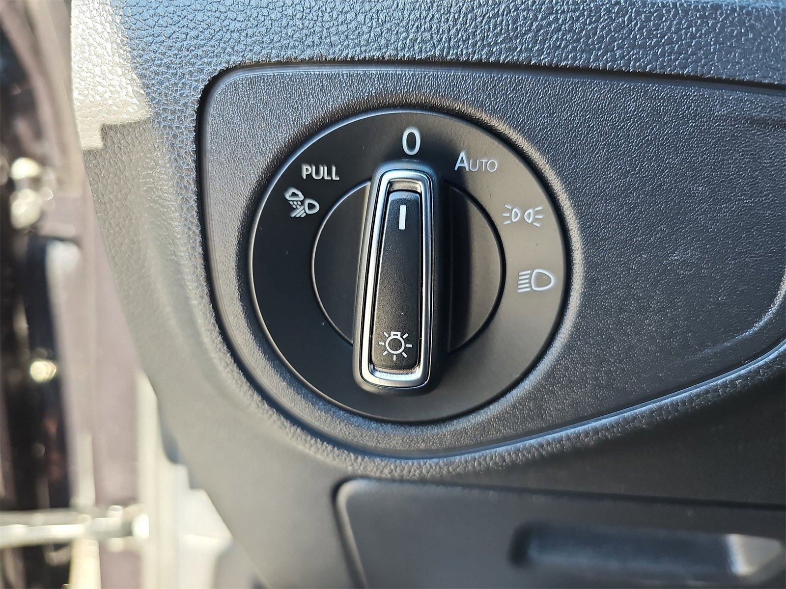 Used 2021 Volkswagen Atlas Cross Sport SE w/ Panoramic Sunroof Package image 25