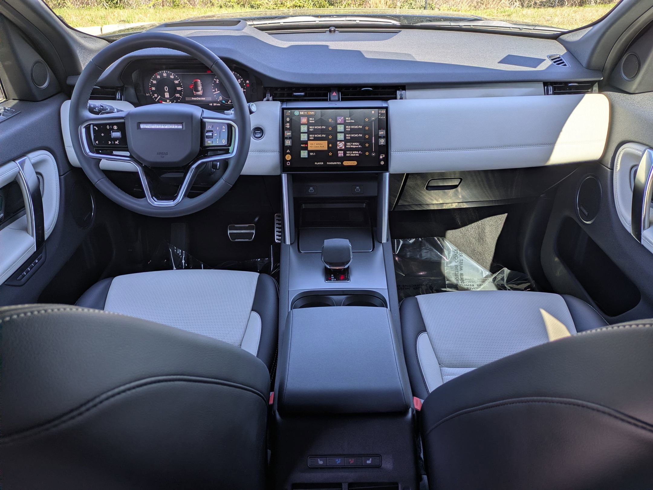 Certified 2025 Land Rover Discovery Sport Dynamic SE image 24