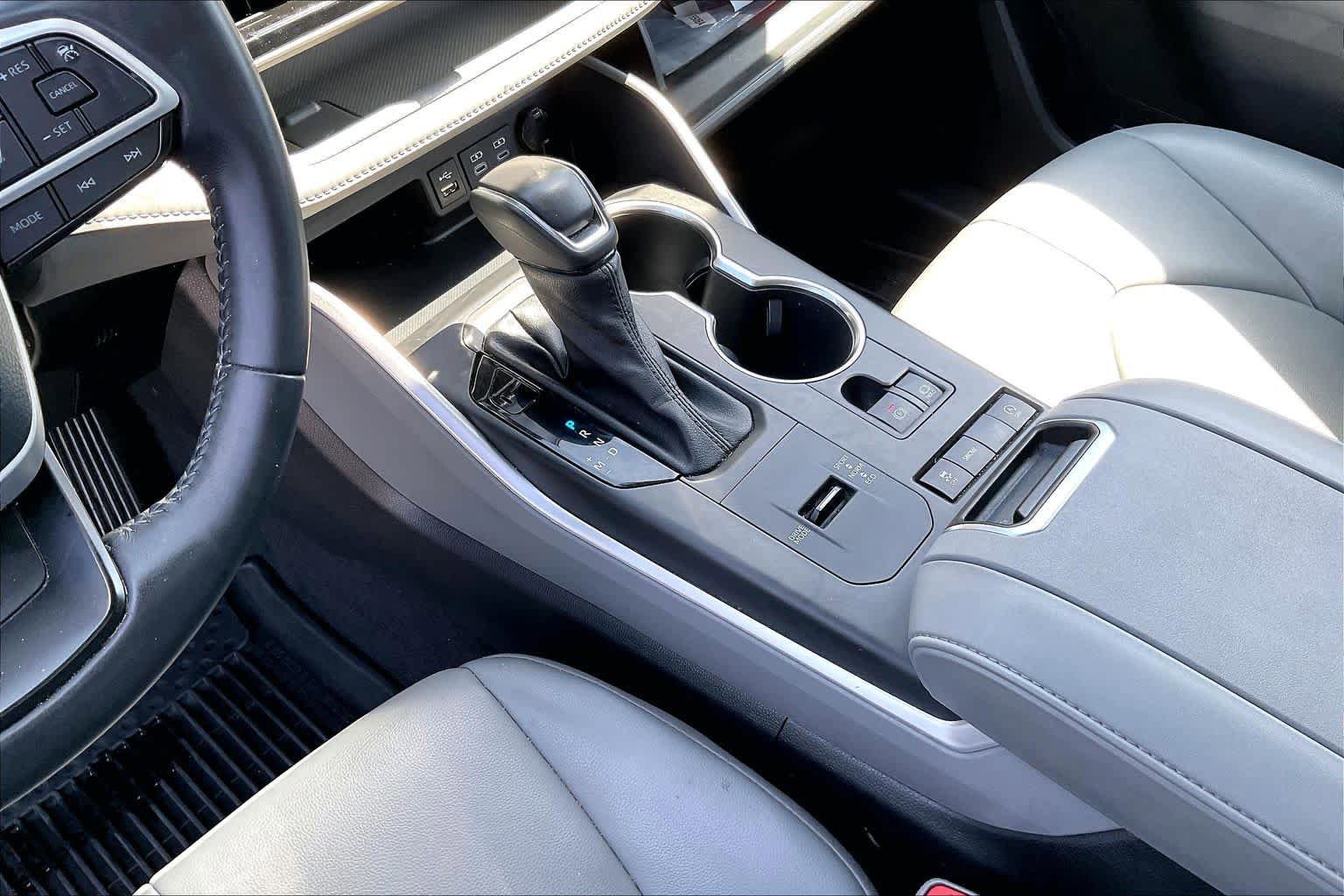 Used 2022 Toyota Highlander XLE FWD image 16