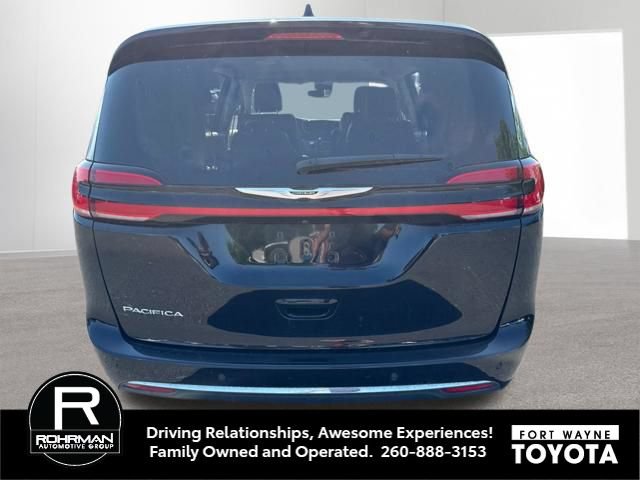 Used 2024 Chrysler Pacifica Touring-L FWD image 3
