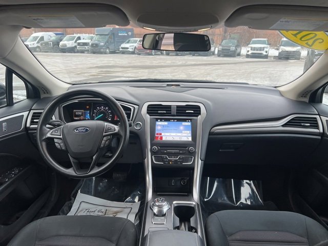 Used 2017 Ford Fusion SE w/ Fusion SE Technology Package image 19