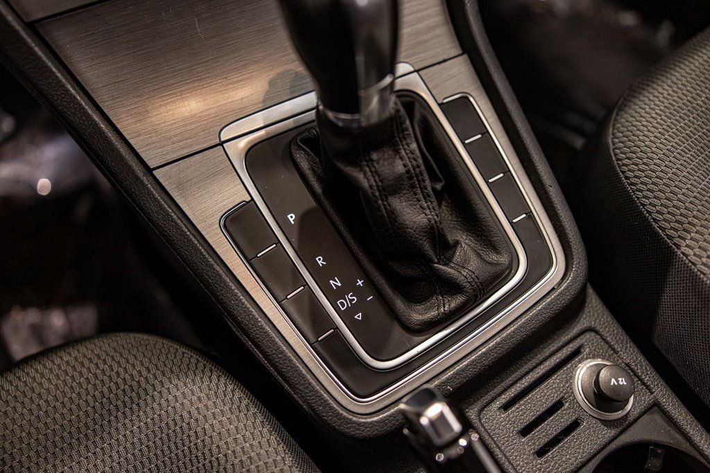 Used 2016 Volkswagen Golf S image 27