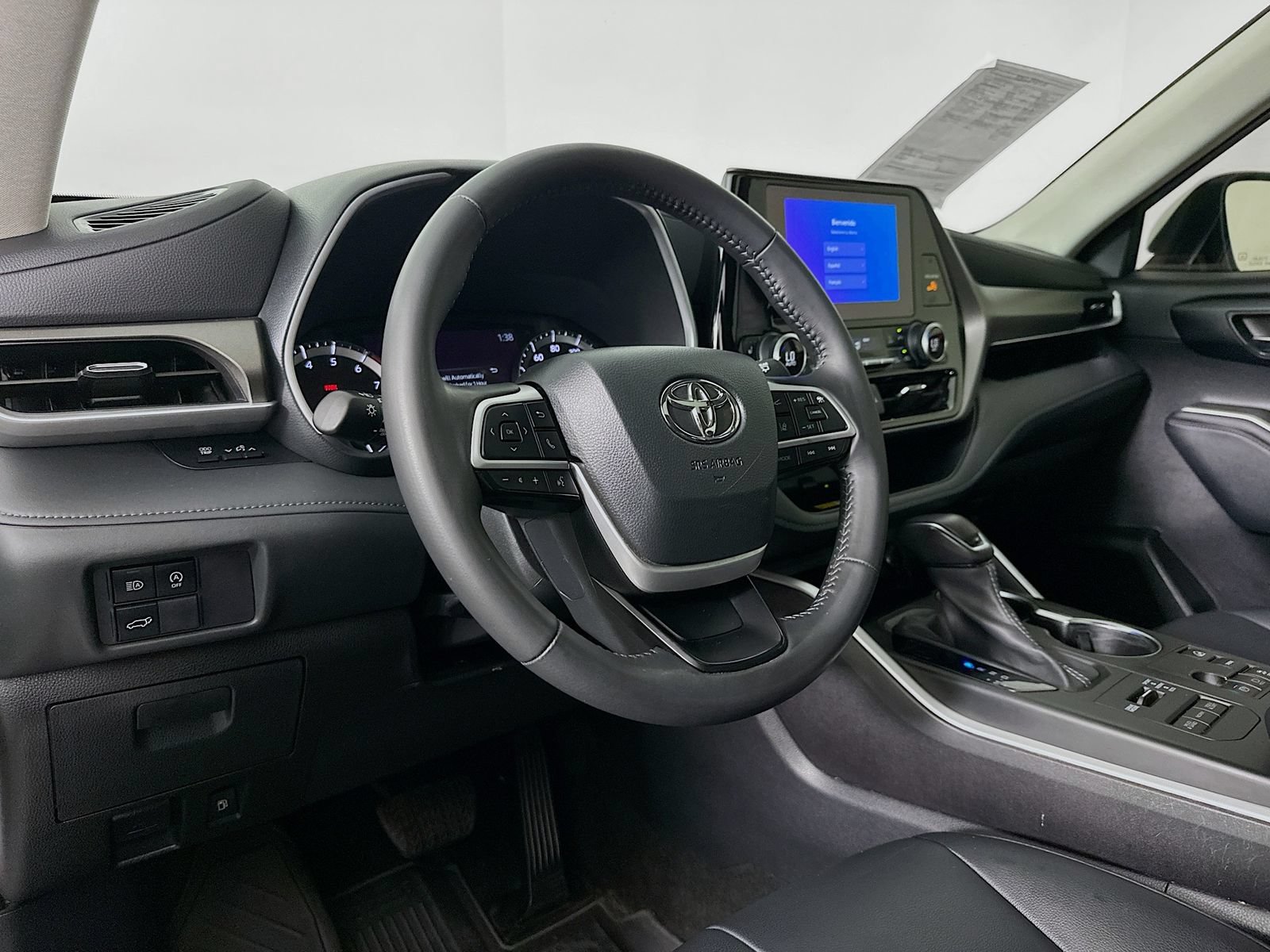 Used 2024 Toyota Highlander XLE AWD/4WD image 9