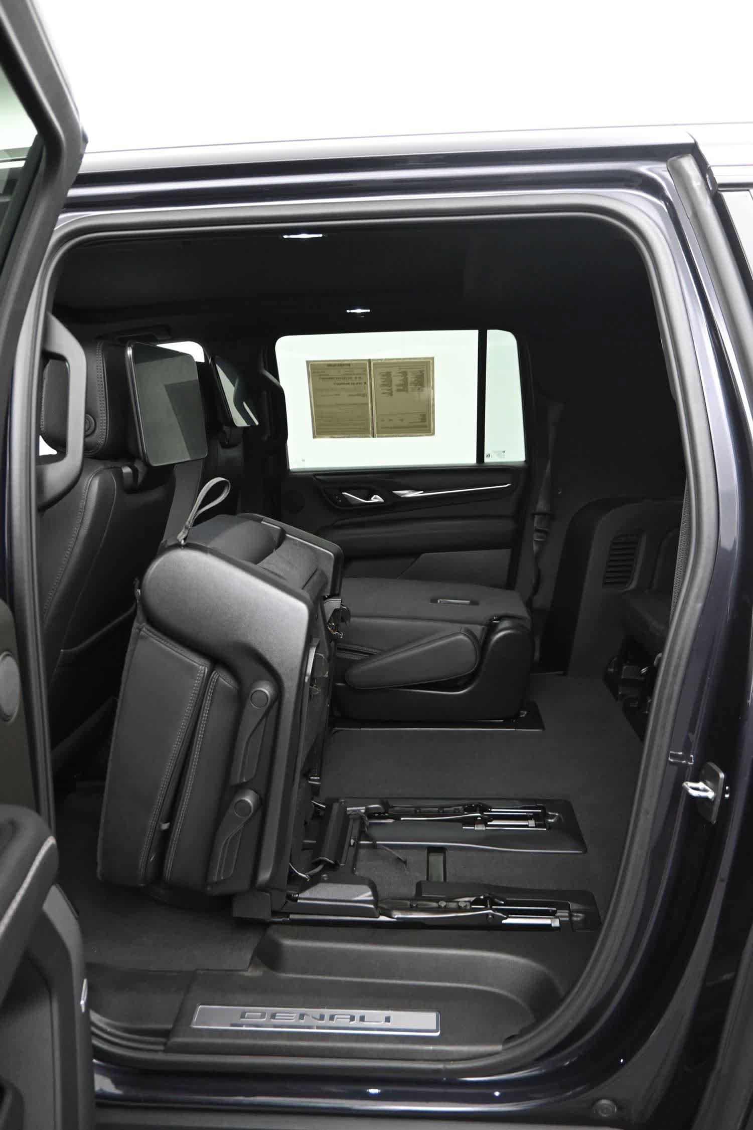 Used 2024 GMC Yukon XL Denali w/ Advanced Technology Package AWD/4WD image 13