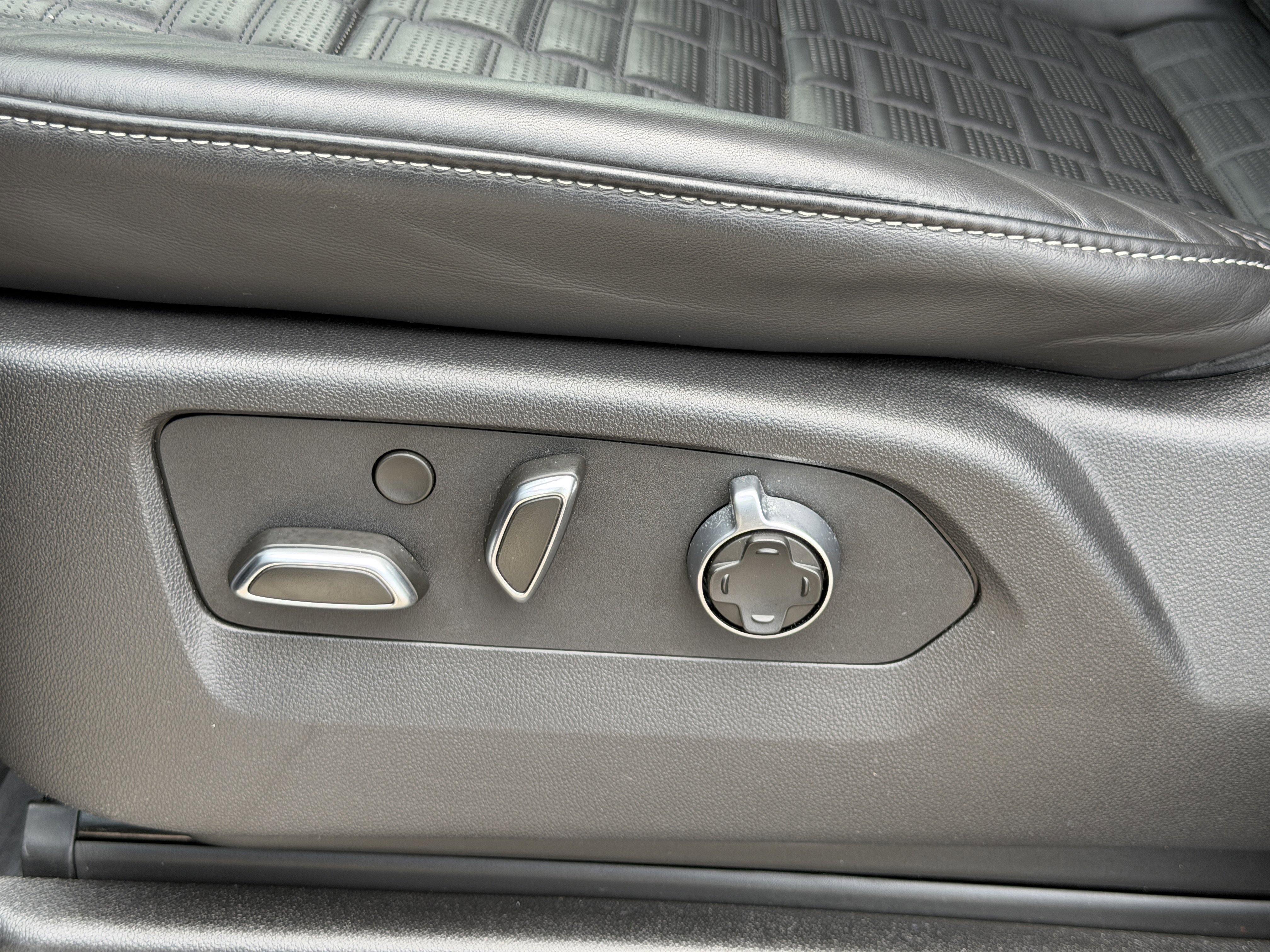 Certified 2024 Cadillac Escalade Sport Platinum w/ LPO, ONYX Package AWD/4WD image 21