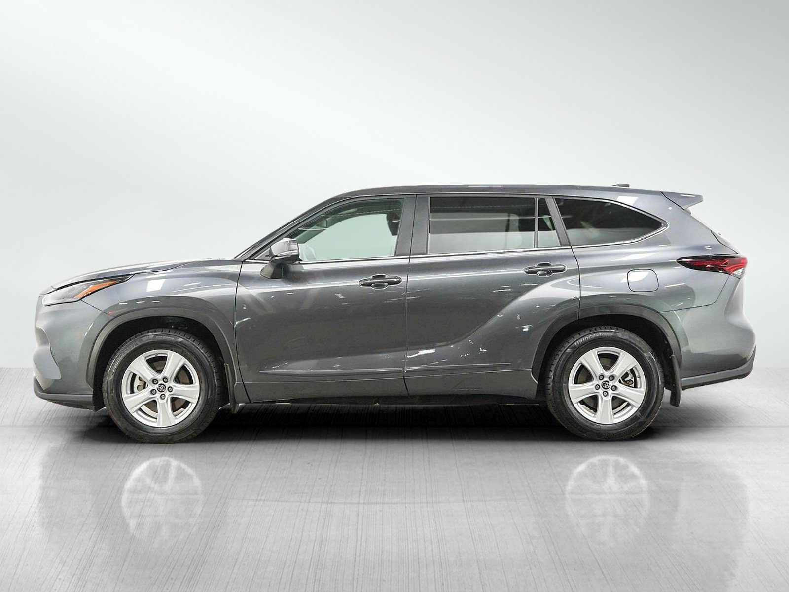 Used 2024 Toyota Highlander LE FWD image 2
