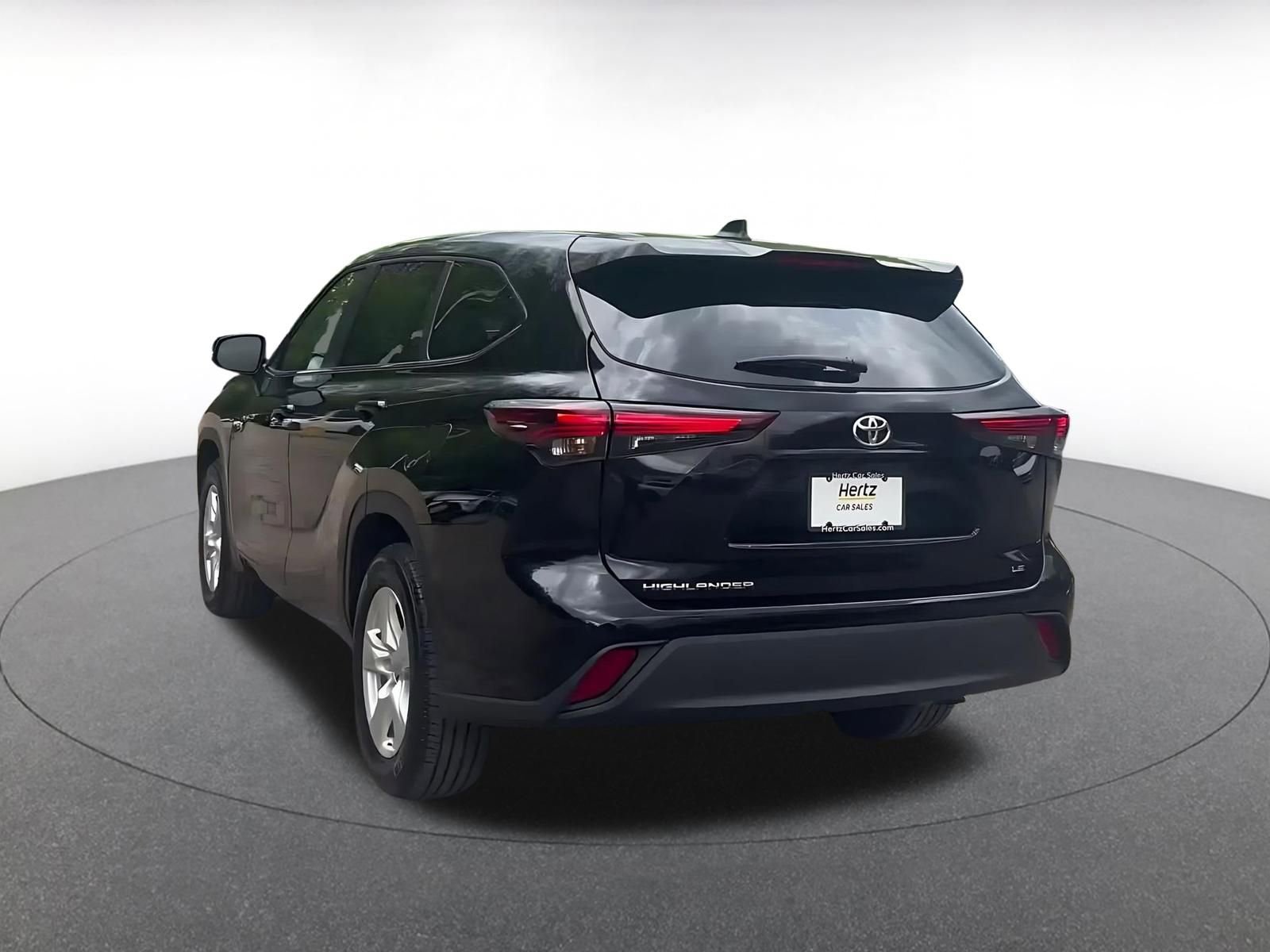 Used 2025 Toyota Highlander LE FWD image 11