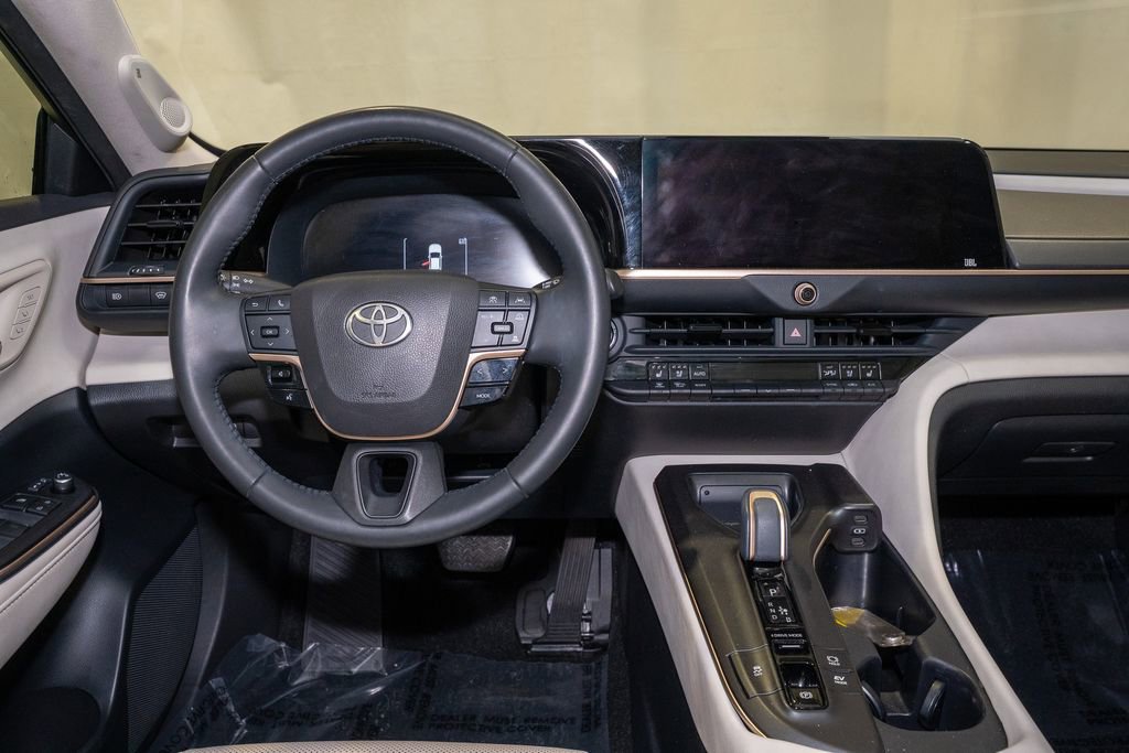 Used 2023 Toyota Crown Limited image 2