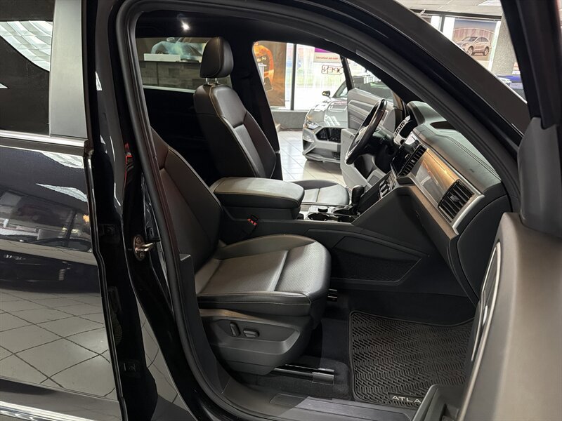 Used 2020 Volkswagen Atlas Cross Sport SEL R-Line AWD/4WD image 26
