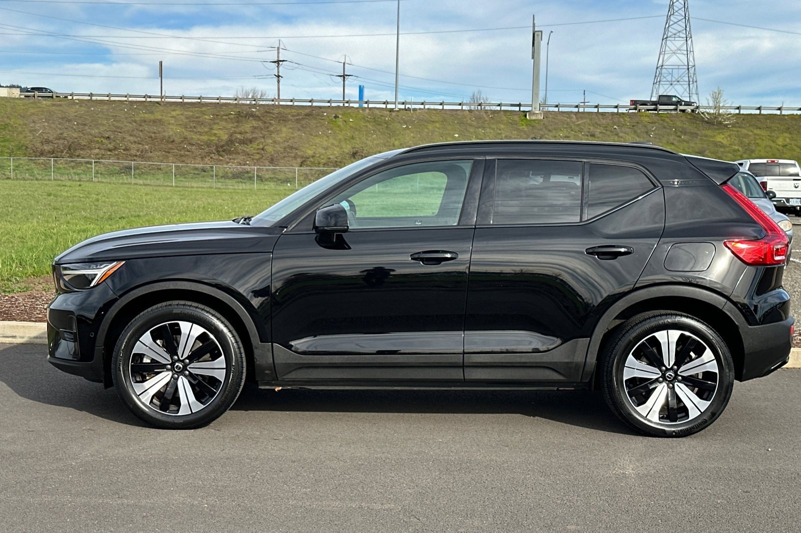 Used 2023 Volvo XC40 Recharge Plus image 6