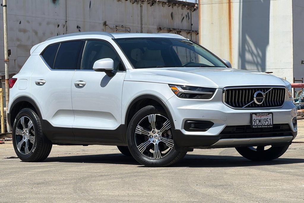 Certified 2022 Volvo XC40 T5 Inscription w/ Advanced Package AWD/4WD image 1