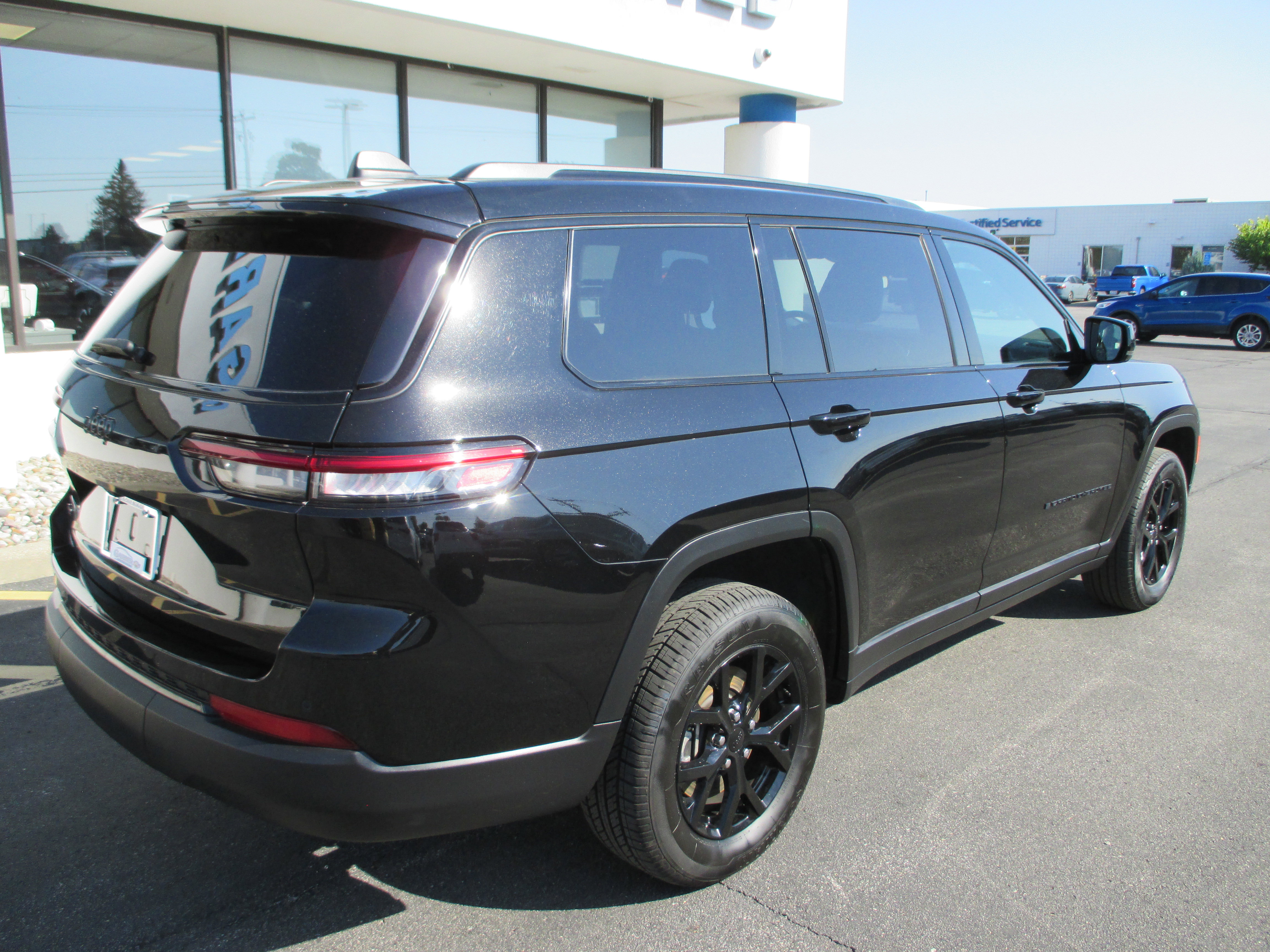 Used 2024 Jeep Grand Cherokee L Laredo image 3