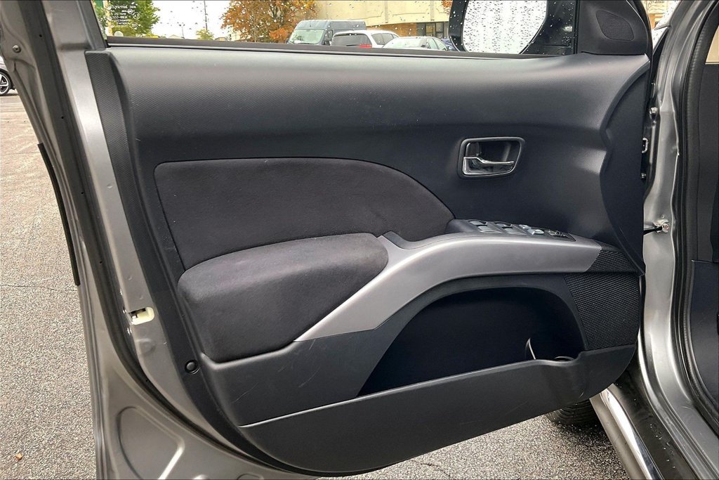 Used 2013 Mitsubishi Outlander SE AWD/4WD image 26