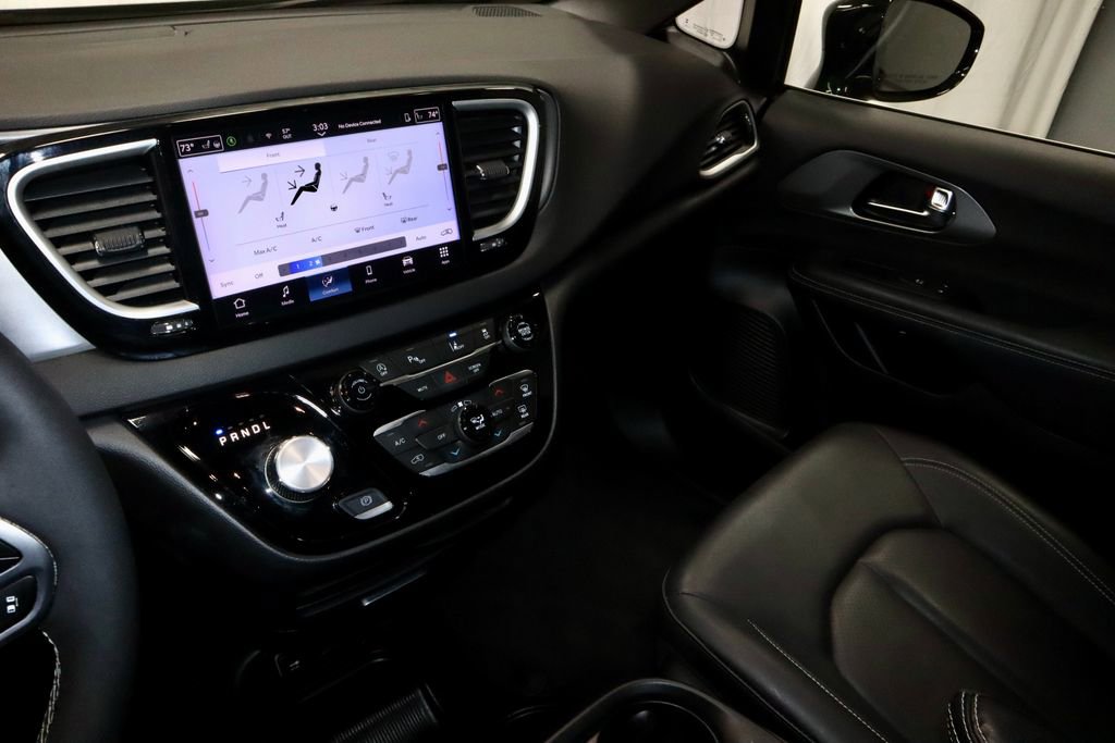 Used 2025 Chrysler Pacifica Select FWD image 31