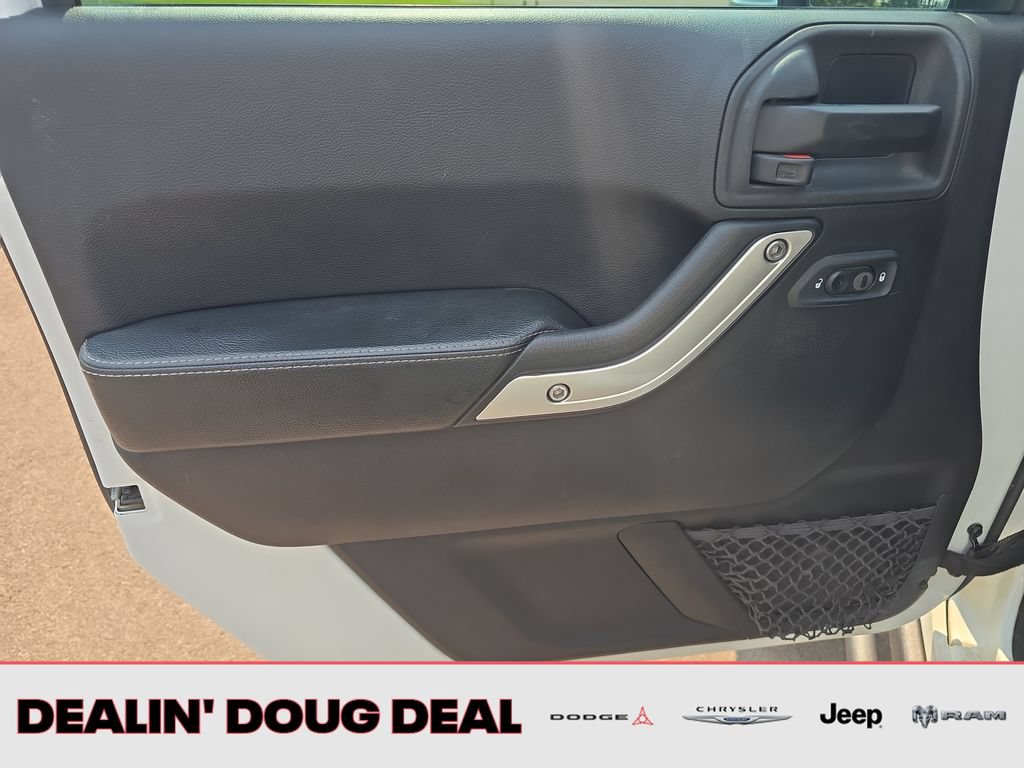Used 2015 Jeep Wrangler Unlimited Rubicon AWD/4WD image 11
