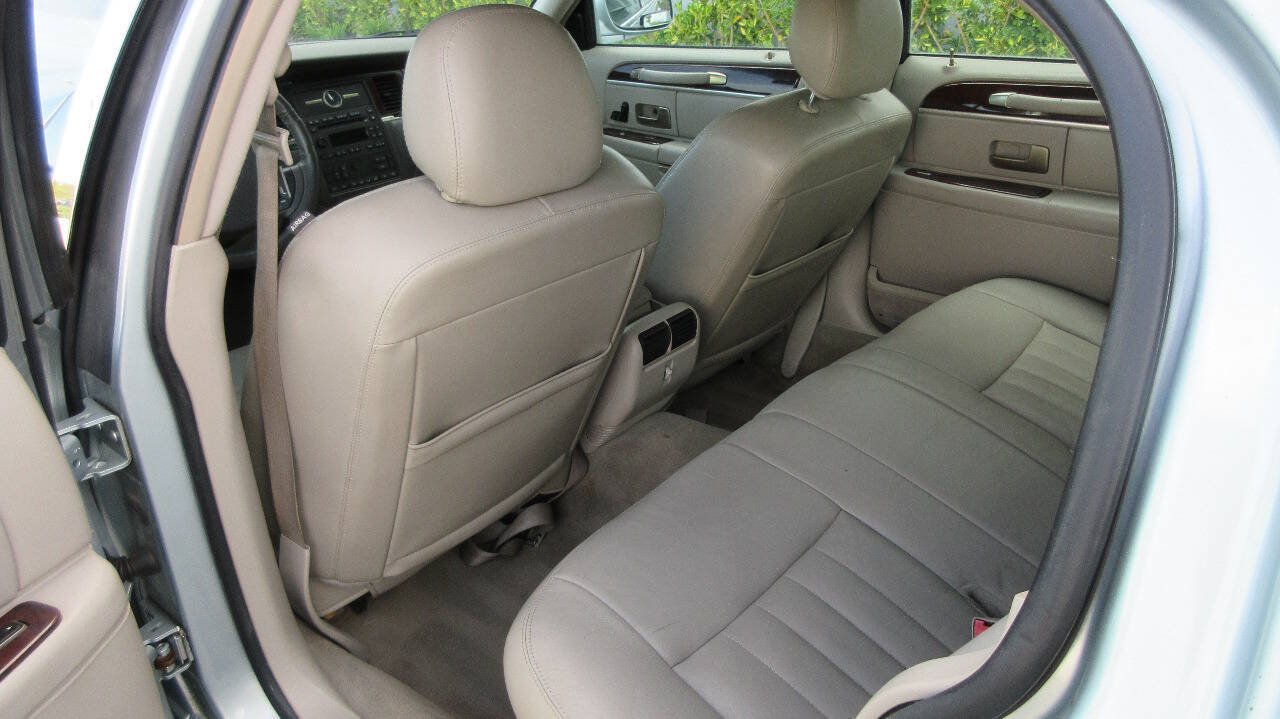 Used 2007 Lincoln Town Car Signature RWD image 14