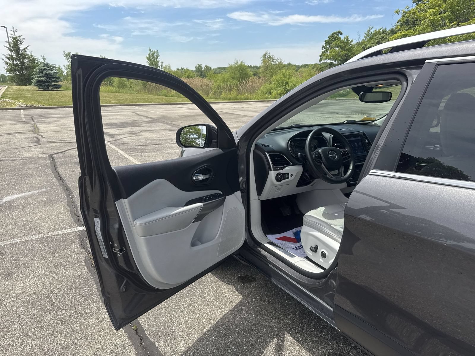 Used 2019 Jeep Cherokee Limited w/ Luxury Group FWD image 9