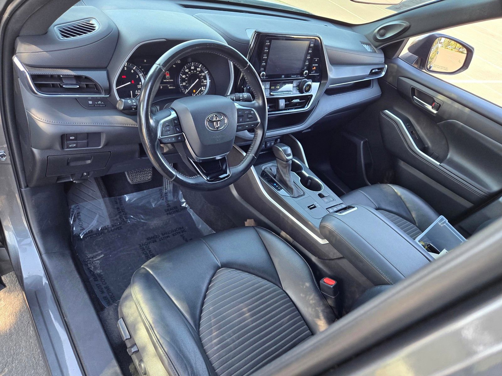 Used 2021 Toyota Highlander XSE FWD image 16