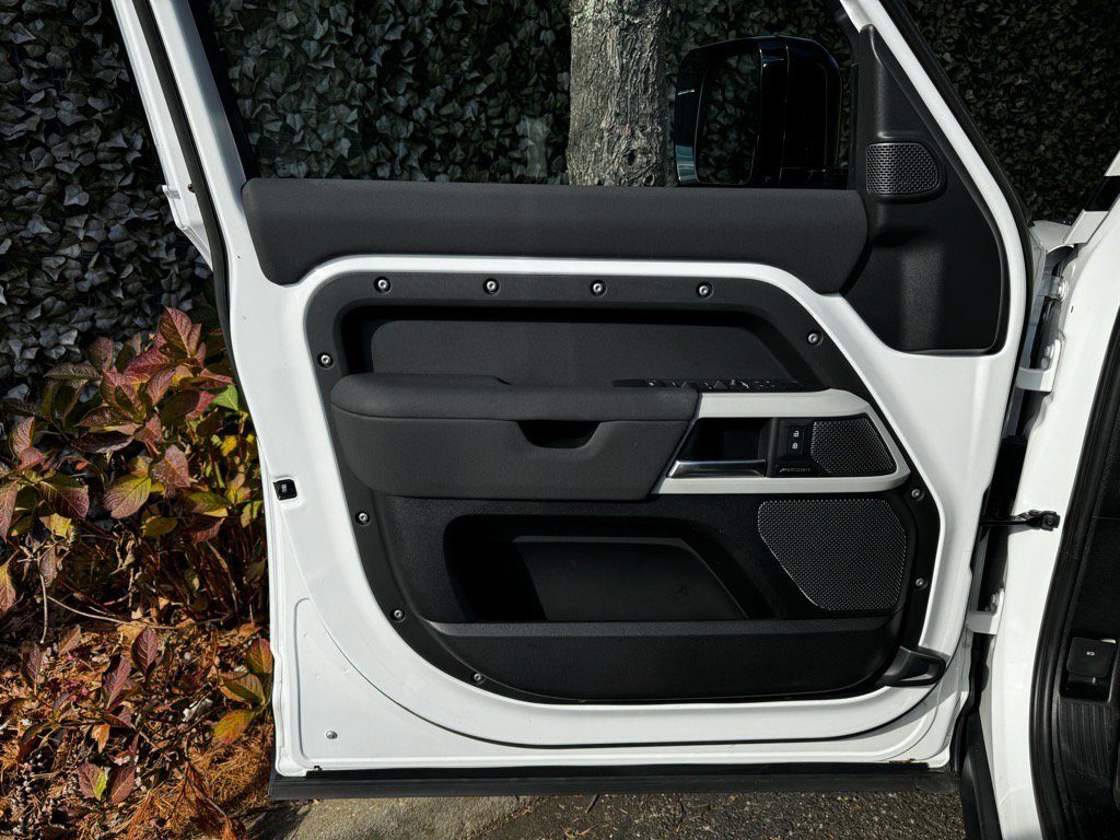 Used 2023 Land Rover Defender 110 S image 8