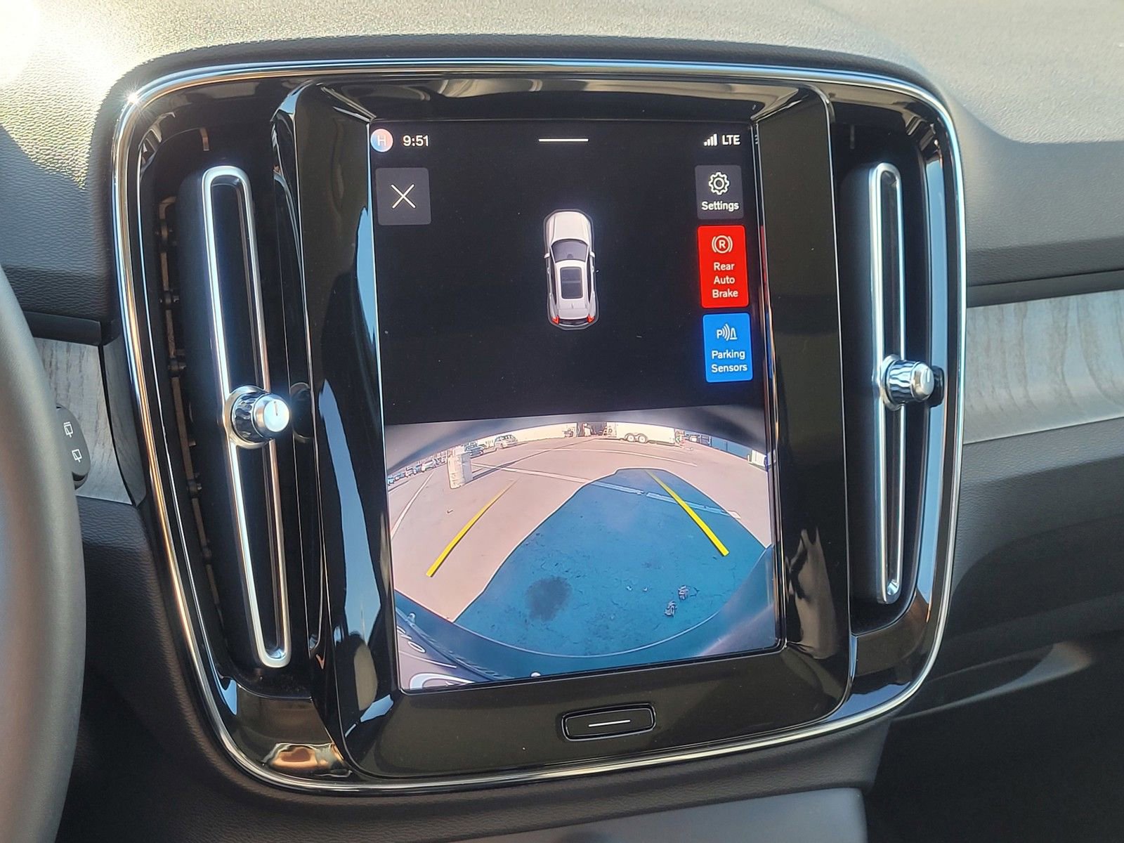 Certified 2023 Volvo XC40 B5 Plus w/ Protection Package Premier image 24