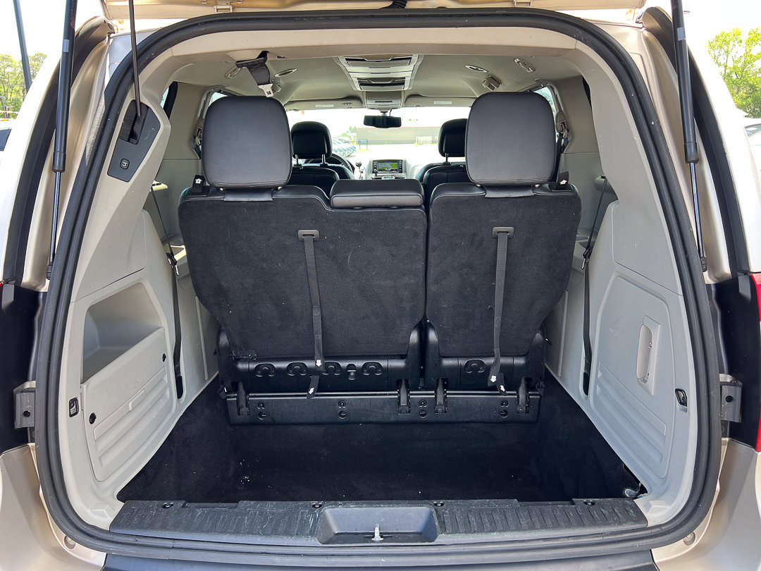 Used 2013 Chrysler Town & Country Touring-L w/ Driver Convenience Group FWD image 7
