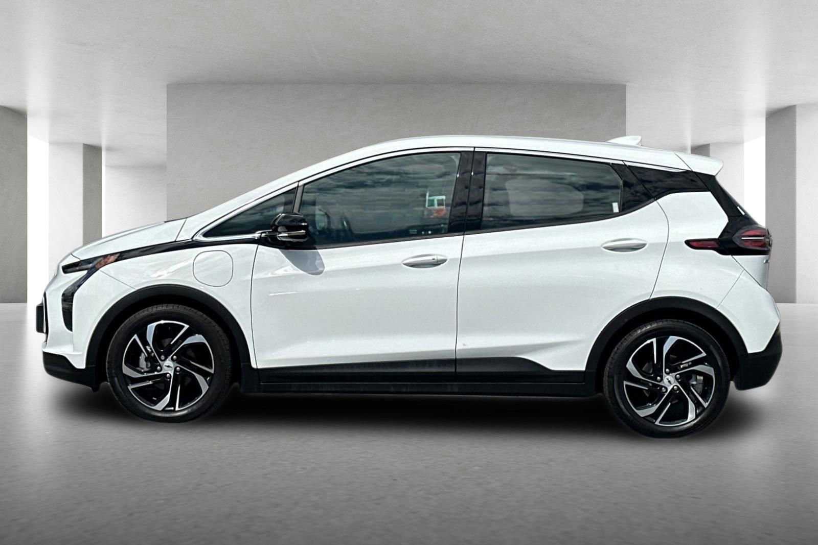 Used 2023 Chevrolet Bolt LT w/ Infotainment Package FWD image 7