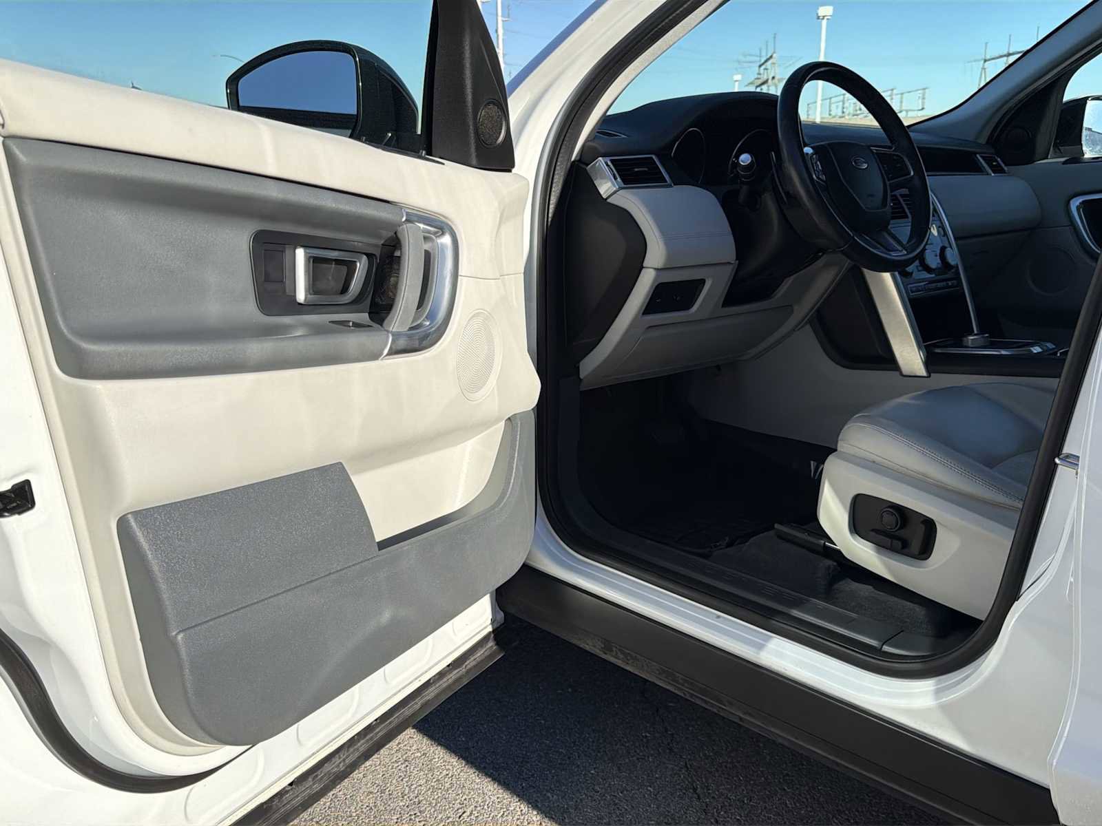 Used 2016 Land Rover Discovery Sport SE image 16