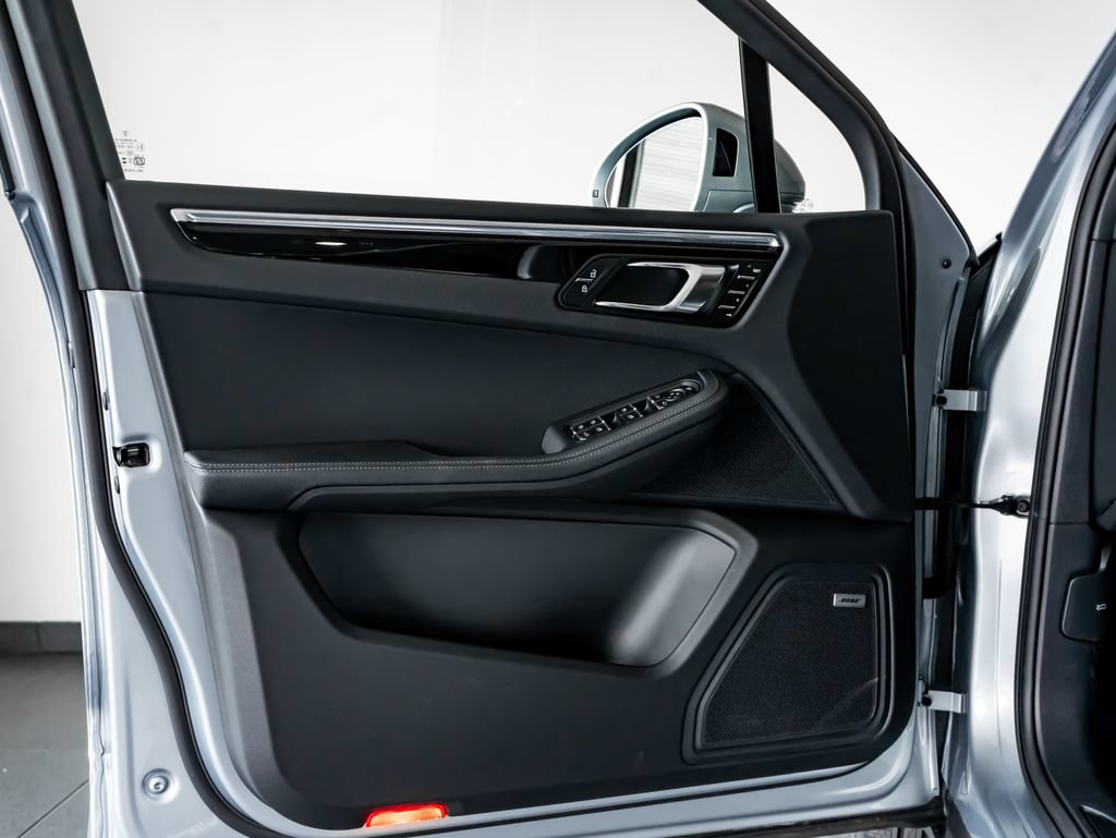 Certified 2026 Porsche Macan AWD/4WD image 12