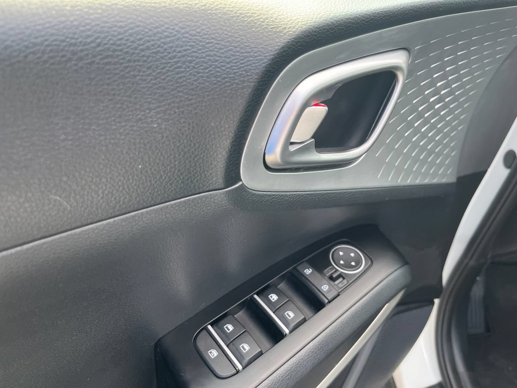 Used 2025 Kia Soul LX FWD image 10