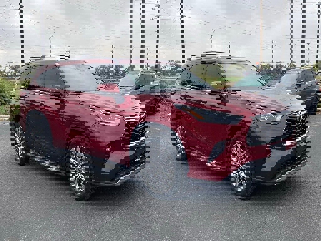 Used 2024 Toyota Highlander Platinum image 3