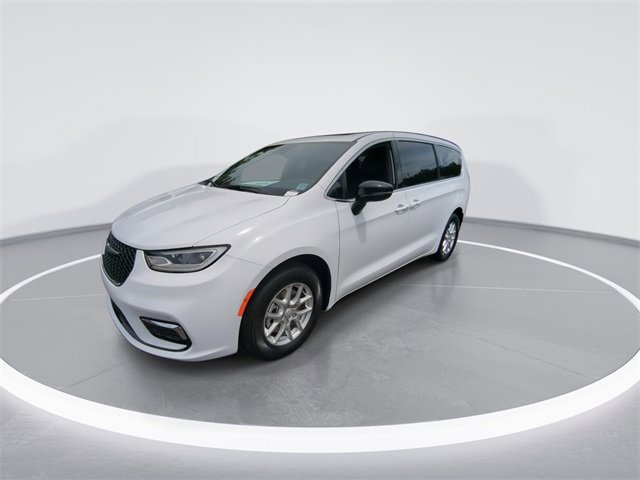 New 2026 Chrysler Pacifica Select image 4