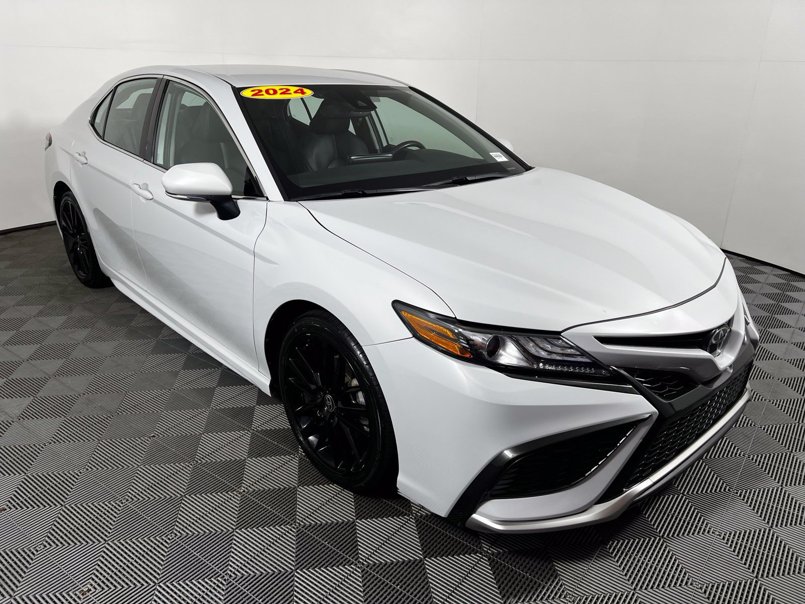 Used 2024 Toyota Camry XSE FWD image 3