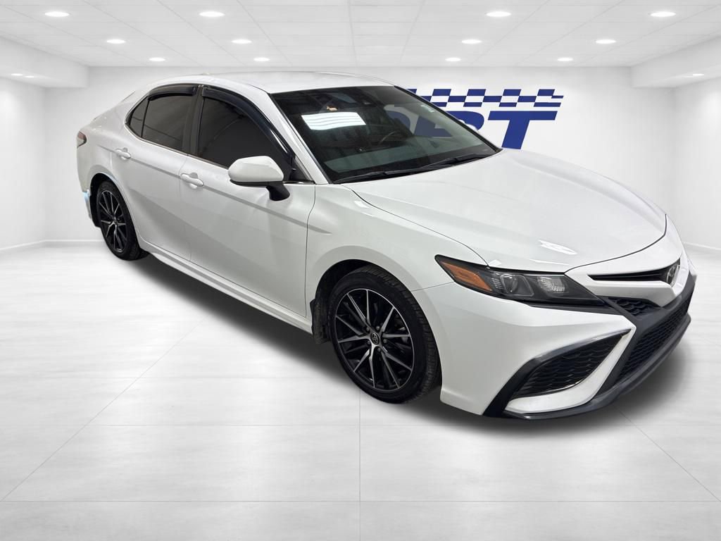 Used 2021 Toyota Camry SE image 3