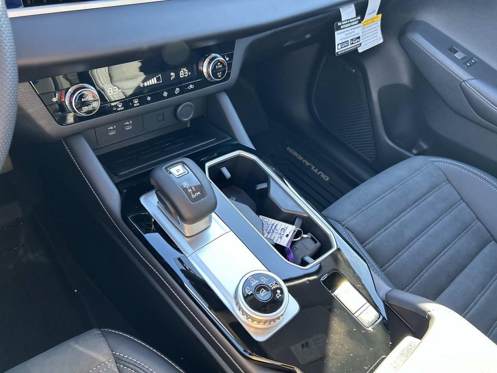 New 2025 Mitsubishi Outlander SE image 27