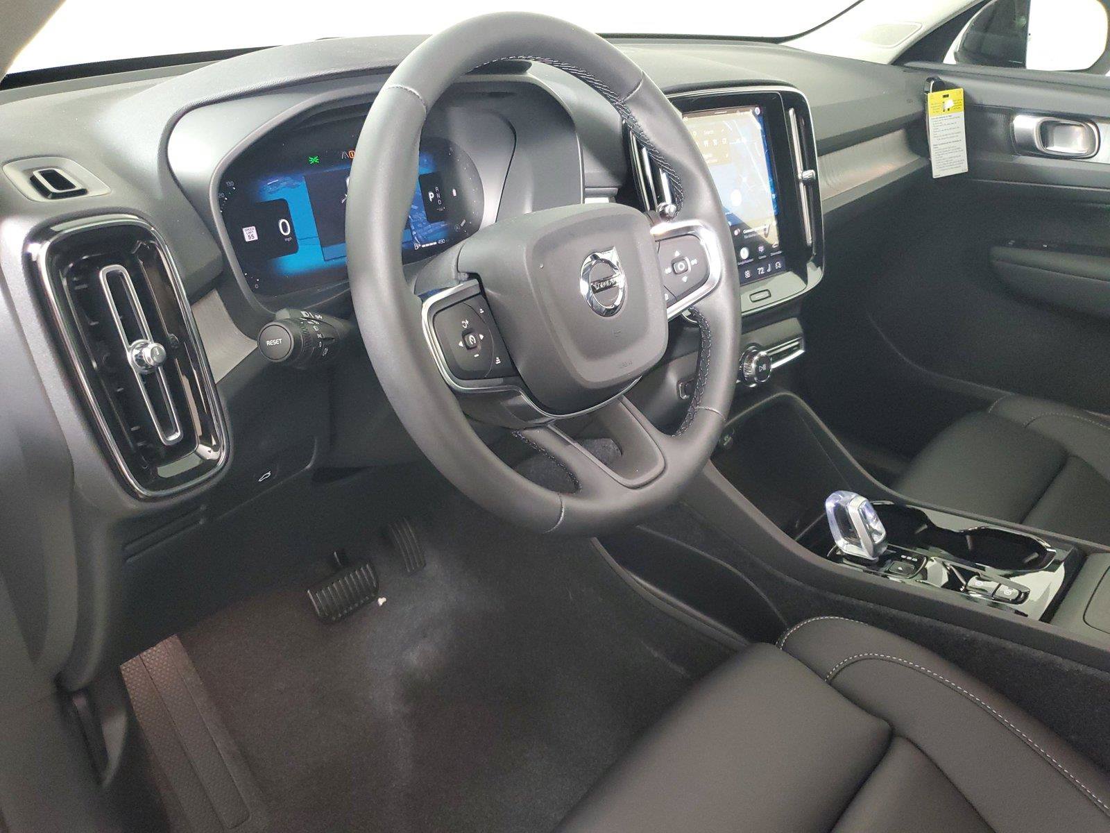 New 2026 Volvo XC40 B4 Plus w/ Protection Package Premier FWD image 24